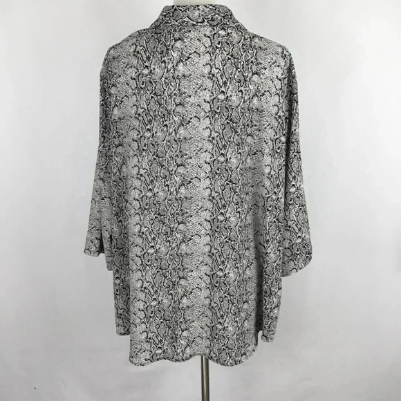 Elizabeth Liz Claiborne Snakeskin Pattern Button Down Shirt Top Black White 18 - Picture 4 of 10